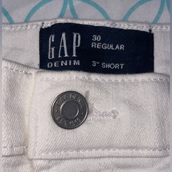 GAP SHORTS - Picture 2 of 3
